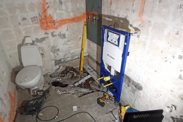 Uppsetning á vegghengdu salerni í Kópavogi