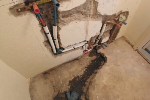 Endurnýjun á neysluvatni og frárennsli á litlu baðherbergi