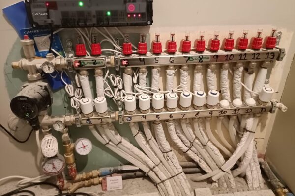 Uppsetning á gólfhitakistu