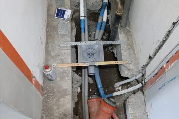 Endurnýjun á neysluvatni, miðstöð og frárennsli ásamt uppsetningu á gólfniðurfalli