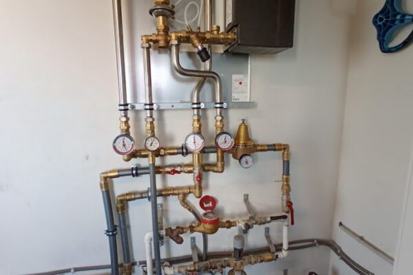 Uppsetning á varmaskiptagrind fyrir neysluvatn í fjölbýli