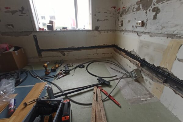 Endurnýjun og færsla á ofnalögnum - forskalaðir veggir