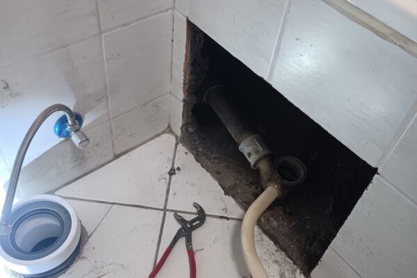 Viðgerð á vatnslás í baðkari sem var farinn að leka