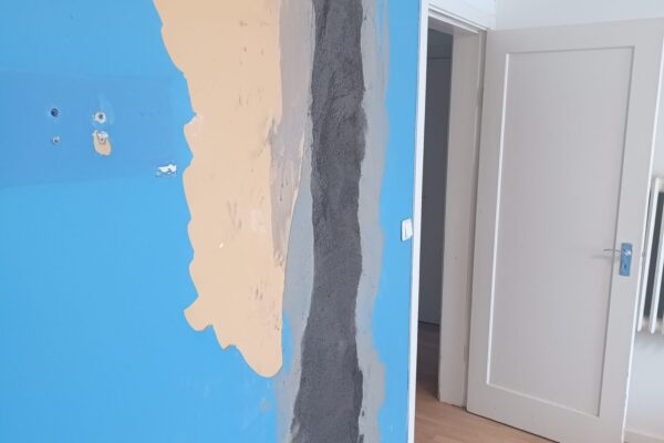 Viðgerð á frárennslu og neysluvatni inn í vegg í miðbæ Reykjavíkur