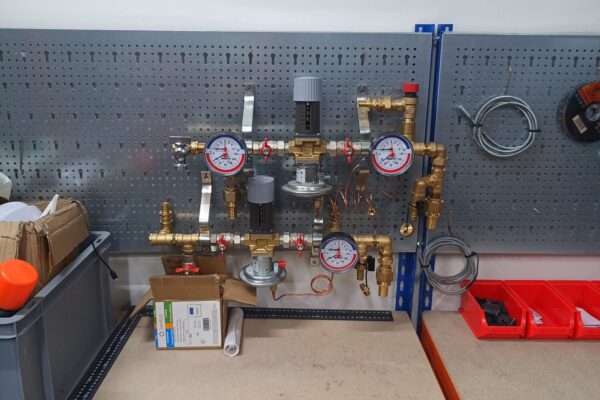 Inntaksgrind skrúfuð saman upp á verkstæði