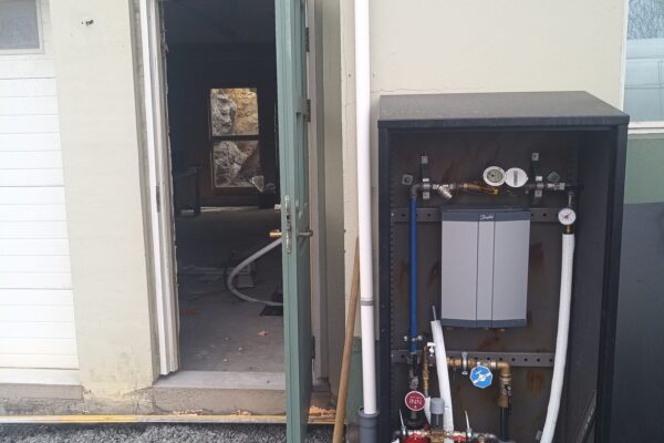 Uppsetning á inntaksgrindar-kassa utan á hús