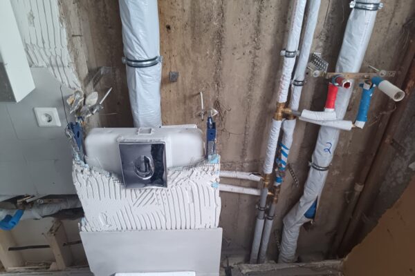 Endurnýjun á neysluvatni og frárennsli inn í vegg