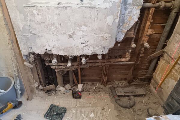 Endurnýjun á neysluvatnslögnum og frárennsli inn í vegg