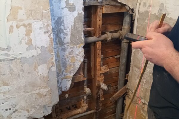 Endurnýjun á neysluvatnslögnum og frárennsli inn í vegg