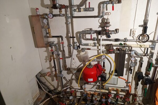 Endurnýjun á inntaksgrind og gömlum varmaskipti